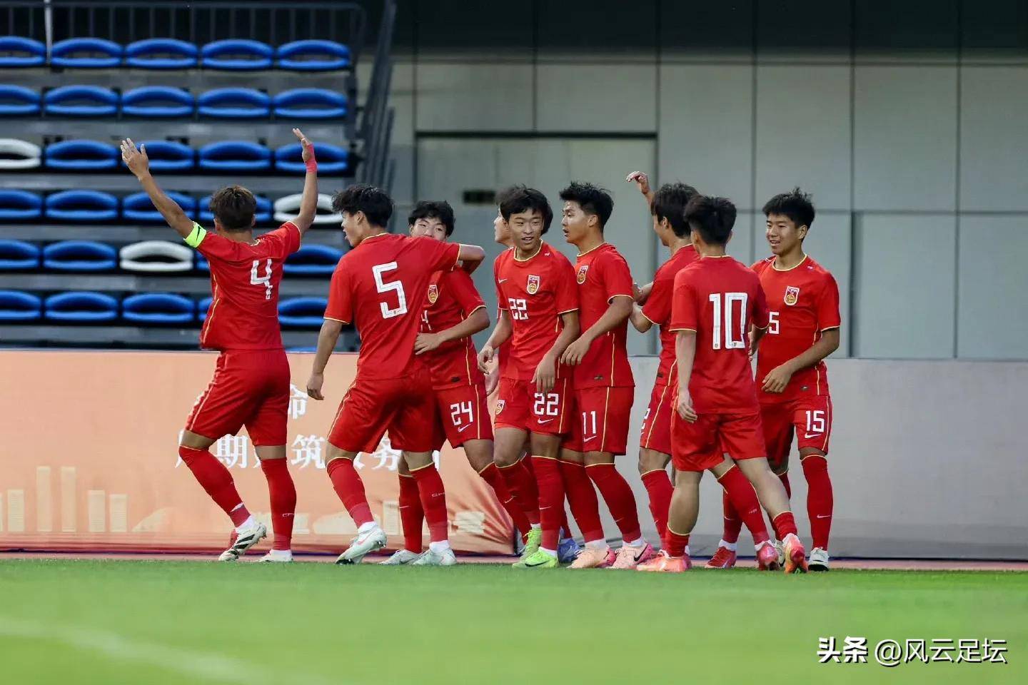 包含国内足球热情高涨，国际比赛挑战接踵而至的词条
